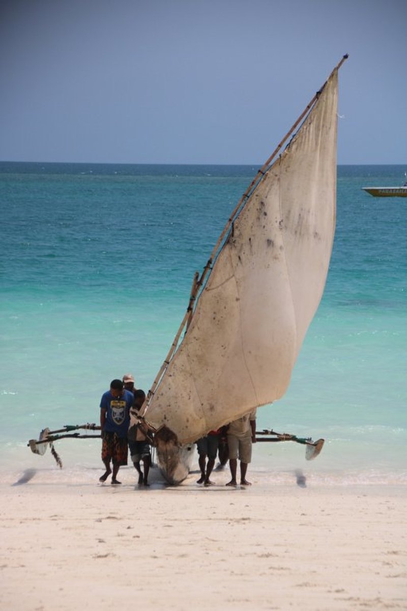 Dhow tradizionale sulla spiaggia