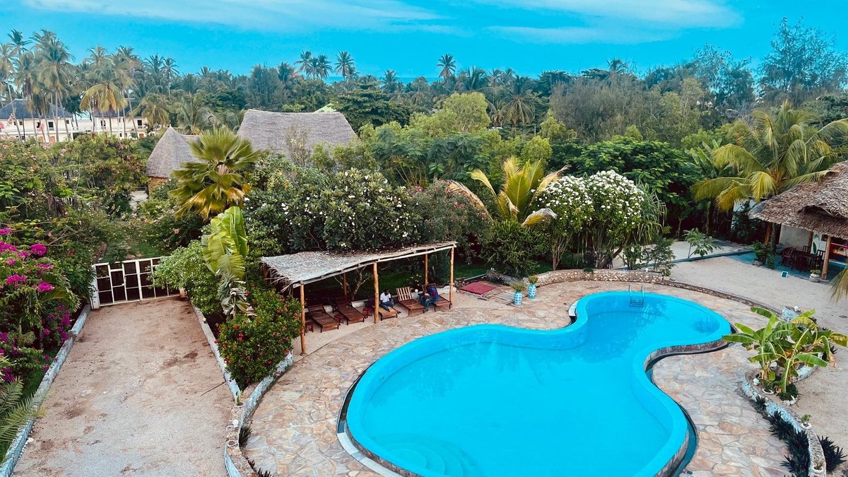 Vista dall'alto della piscina e del giardino di Amani Villa Zanzibar