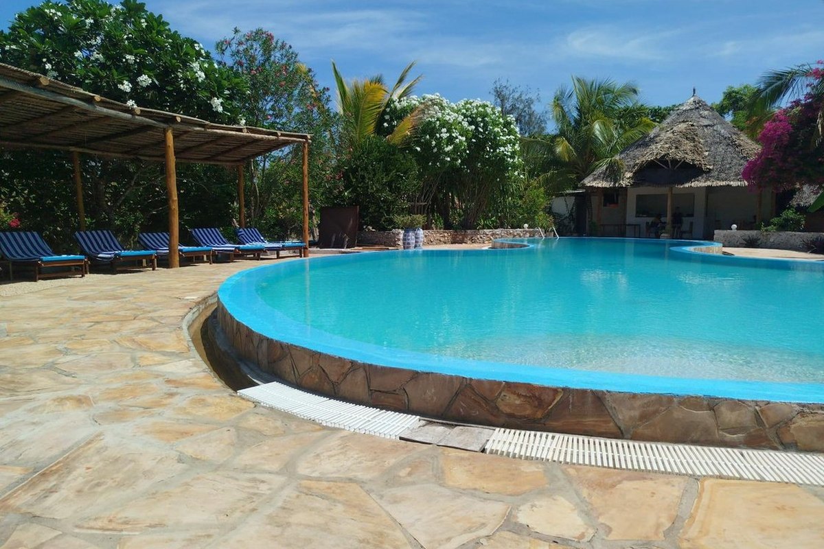 Piscina esterna nel giardino